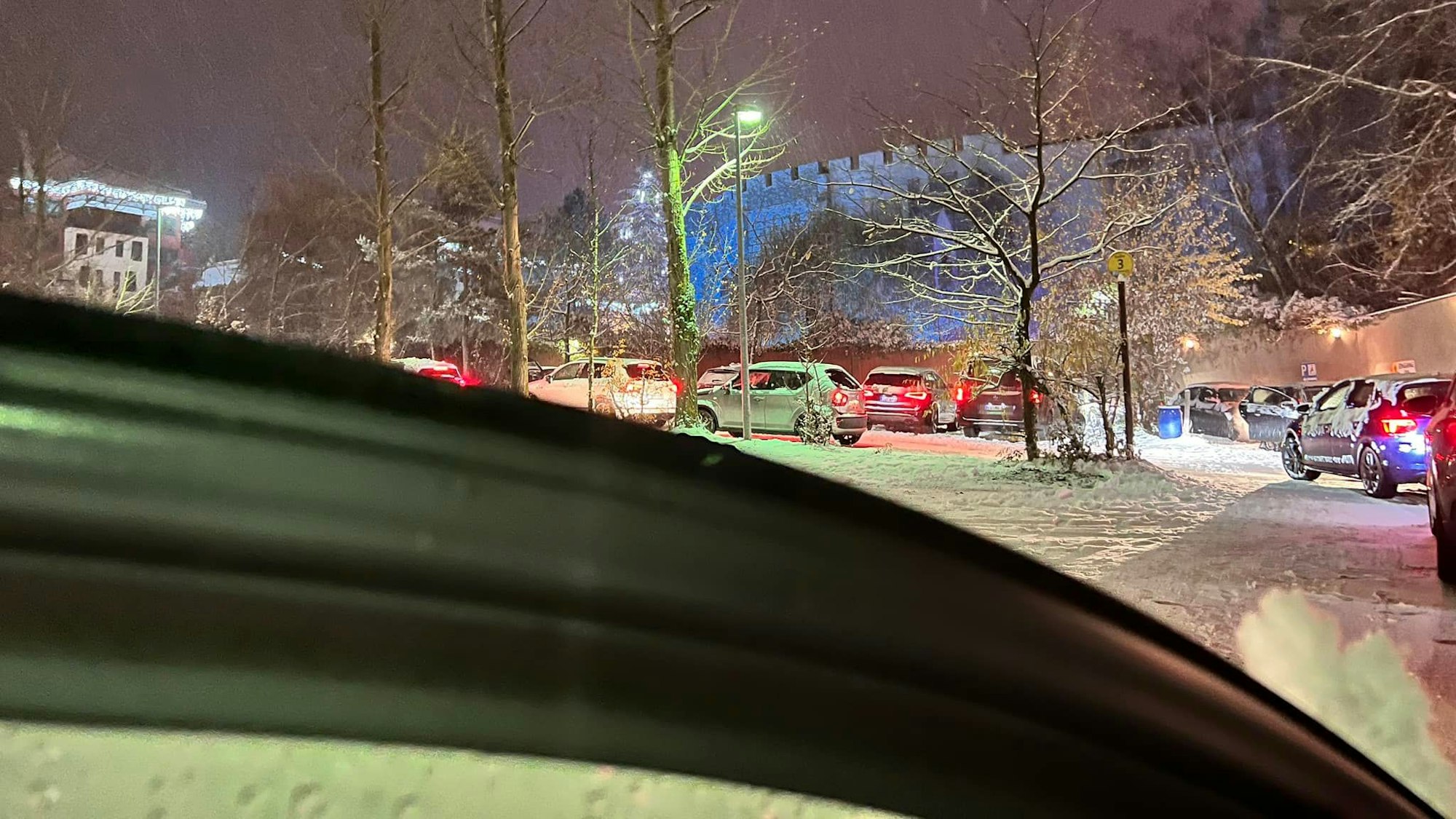 Das Foto aus einem Auto zeigt das Verkehrs-Chaos aus dem Parkplatz vor dem Phantasialand.