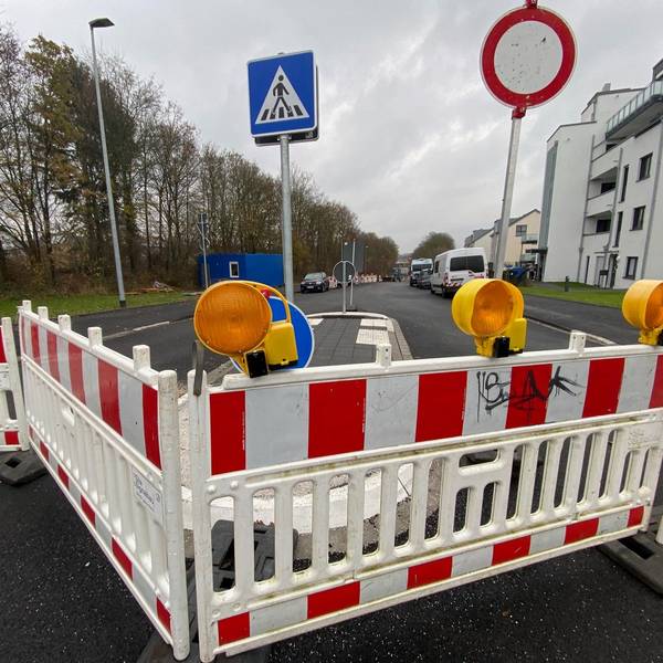 Zu sehen sind Absperrbaken an der Otto-Wels-Straße.