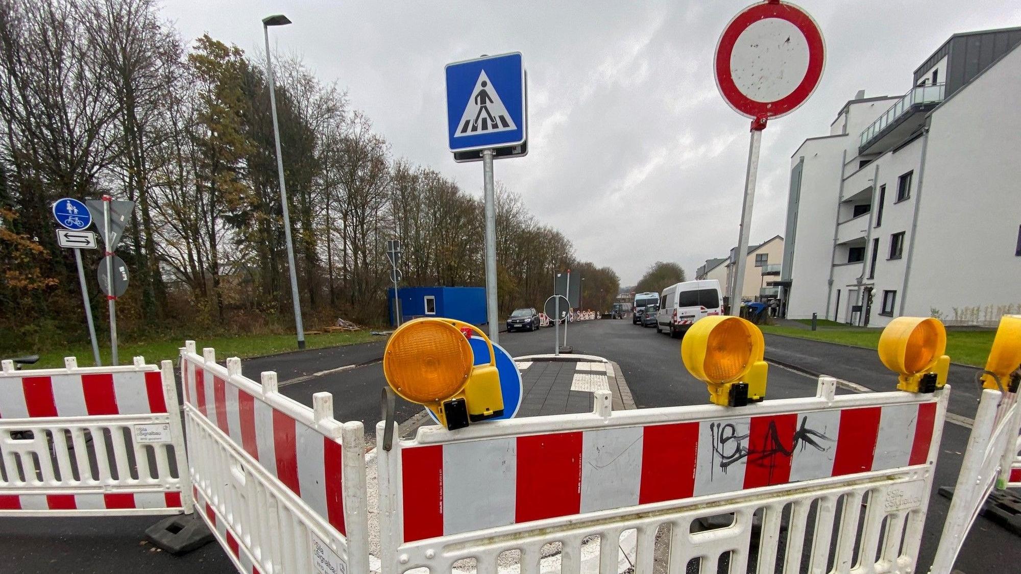 Zu sehen sind Absperrbaken an der Otto-Wels-Straße.