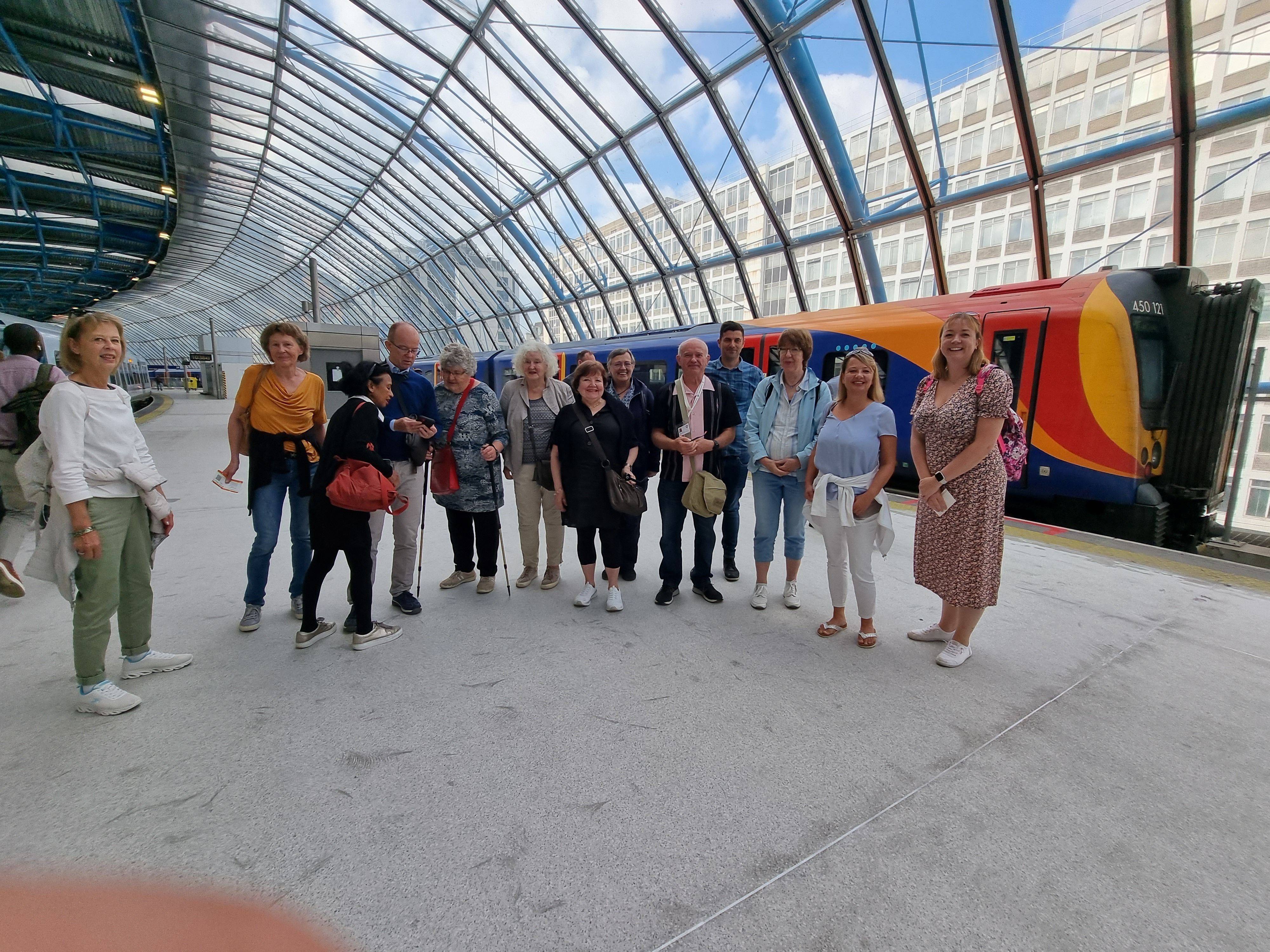Menschengruppe am Gleis 9 ¾ in Waterloo Station
