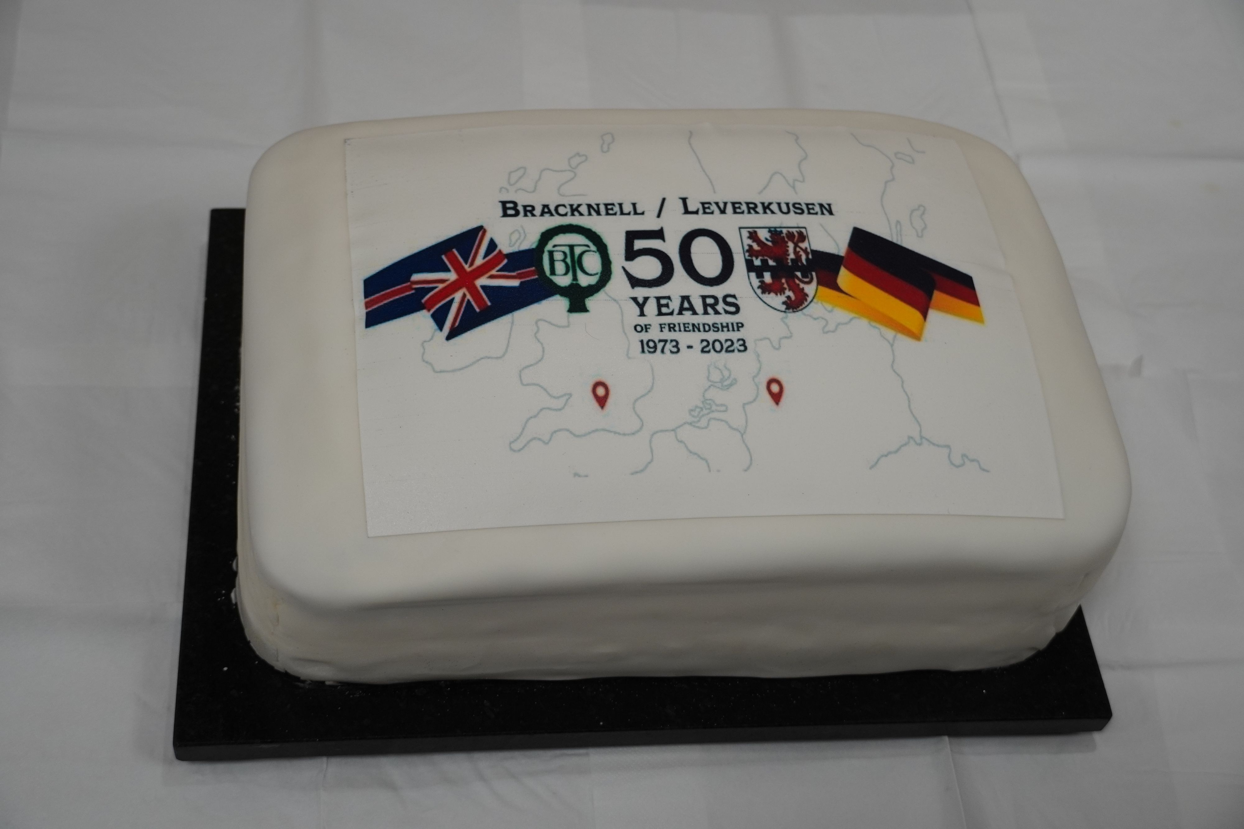 Kuchen zum Geburtstag: 50 Jahre Städtepartnerschaft Bracknell-Leverkusen