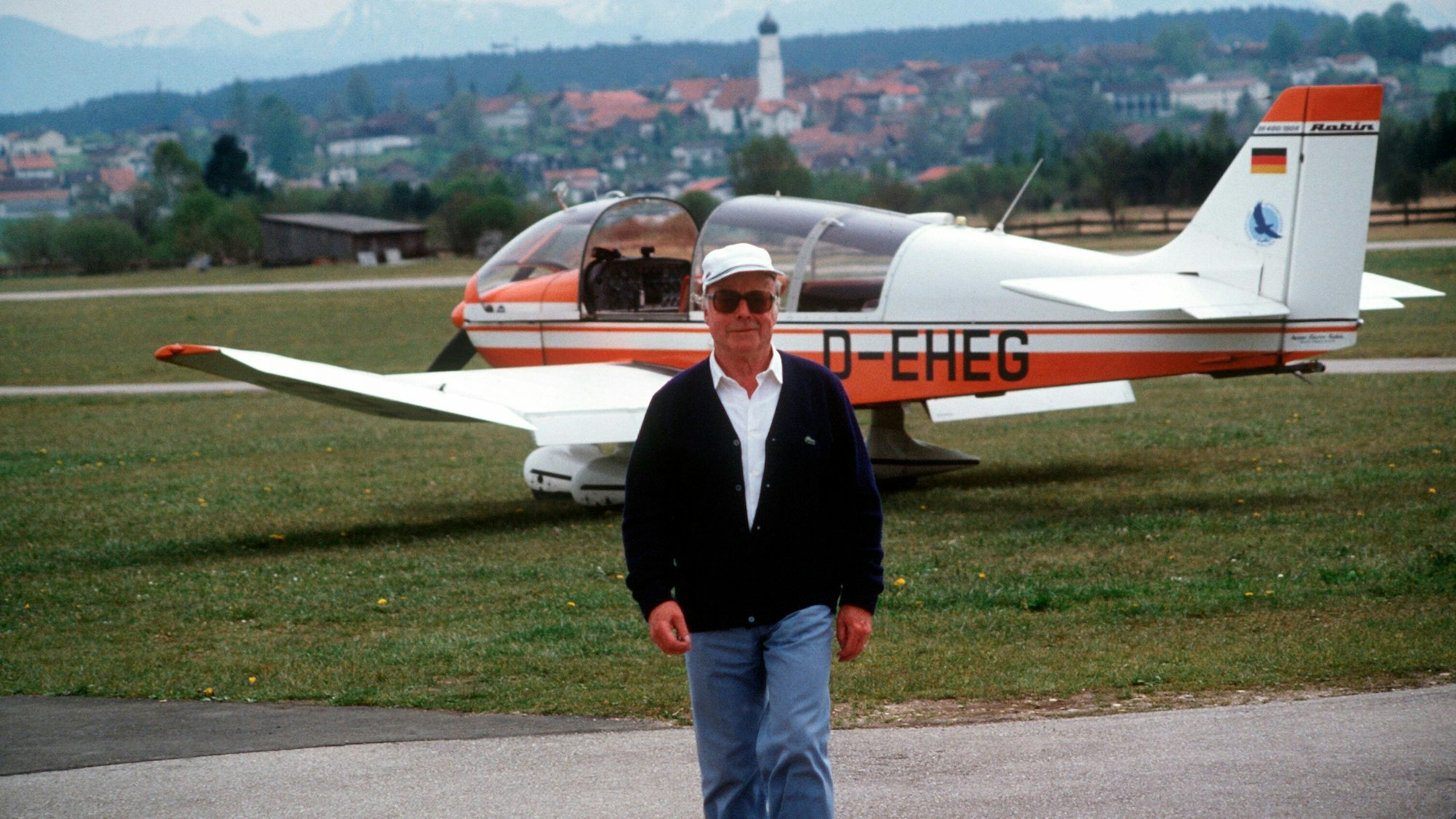 Der deutsche Schauspieler und Hobbyflieger Heinz Rühmann im Mai 1981 vor seinem Flugzeug, das jetzt in Oberberg seine letzte Reise antrat.