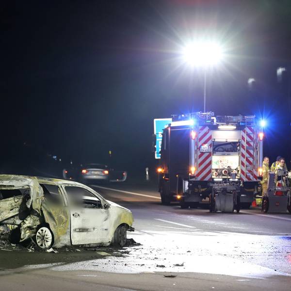 02.12.2023, Nordrhein-Westfalen, Wesseling: Ein verunfalltes Auto steht auf der Autobahn 555 zwischen Köln und Bonn. Zwei Menschen sind bei dem Unfall gestorben. Nach ersten Informationen der Polizei sollen mindestens zwei Fahrzeuge beteiligt gewesen sein. Ein Auto geriet durch den Unfall am Freitagabend in Brand. Rettungskräfte konnten nur noch die Leichen der beiden Insassen bergen. Mindestens zwei weitere Menschen seien leicht verletzt worden und kamen in Krankenhäuser. Foto: Sascha Thelen/dpa - ACHTUNG: Person(en) wurde(n) aus rechtlichen Gründen gepixelt +++ dpa-Bildfunk +++