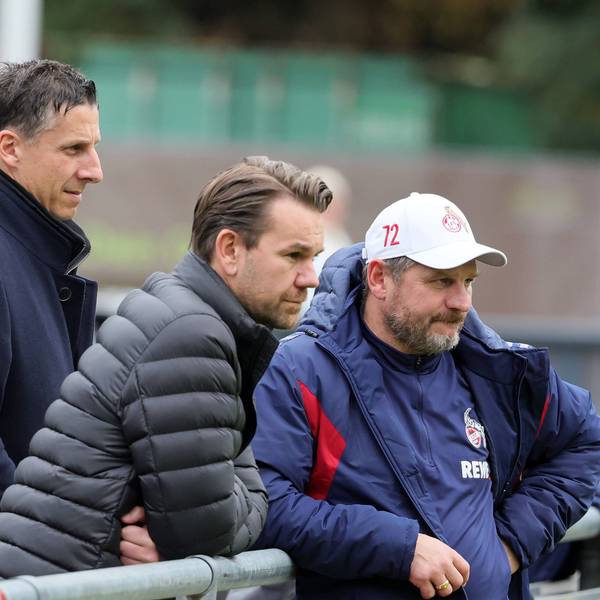 Prüfende Blicke beim FC Training: Christian Keller, Thomas Kessler und Steffen Baumgart stehen am Geißbockheim am Spielfeldrand.