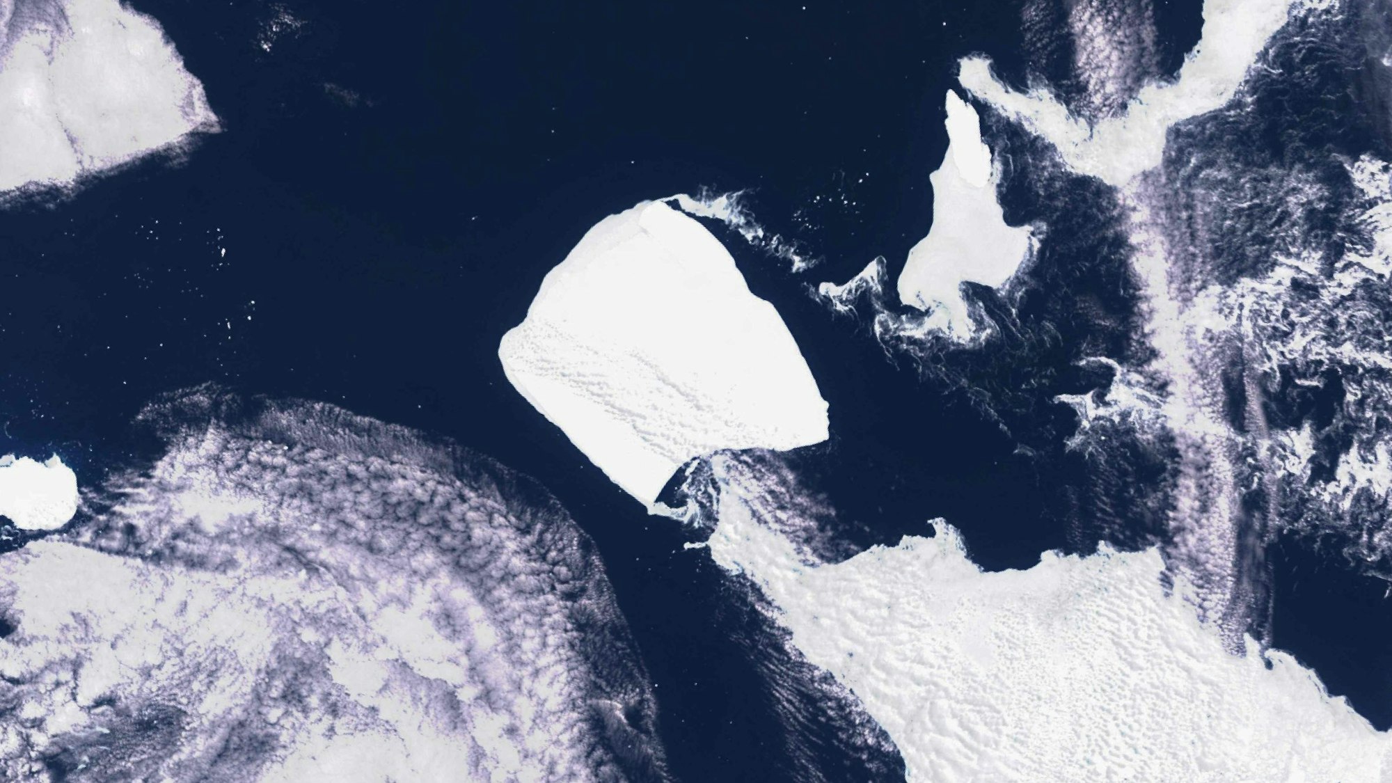 A23a auf einer Satellitenaufnahme. Der riesige Eisberg bewegt sich weiterhin in hohem Tempo in Richtung Norden und könnte die Gewässer vor Südafrika erreichen.