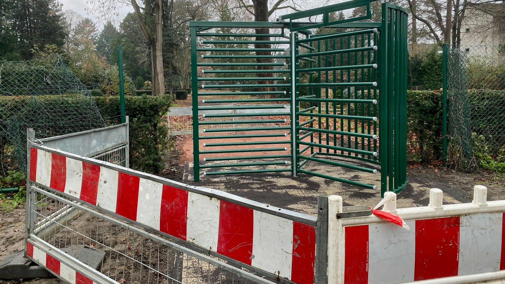 Zu sehen ist das neue Drehkreuz aus grünlackiertem Stahl.