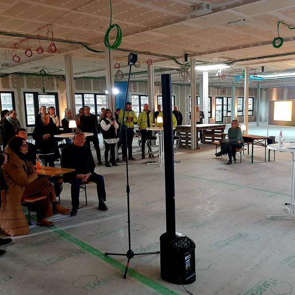 Die Paul-Klee-Schule in Langenfeld, hier das Richtfest Ende 2023, wird vom LVR betrieben. Auch Kinder aus Leverkusen, Leichlingen und Burscheid sollen die Förderschule besuchen.
