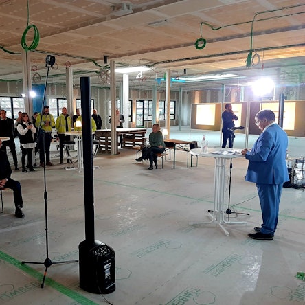 Die Paul-Klee-Schule in Langenfeld, hier das Richtfest Ende 2023, wird vom LVR betrieben. Auch Kinder aus Leverkusen, Leichlingen und Burscheid sollen die Förderschule besuchen.