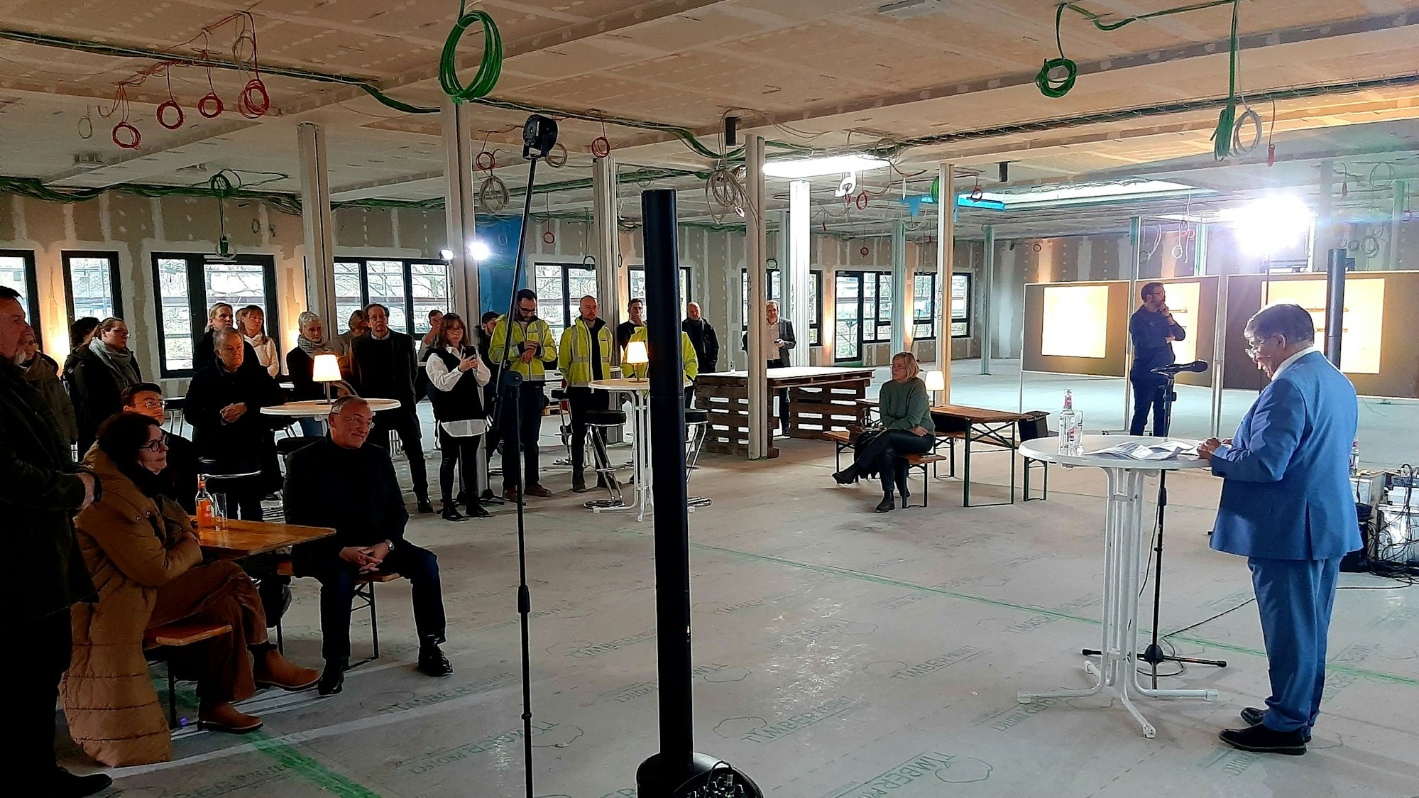 Richtfest LVR-Paul-Klee-Schule. Richtfest LVR-Paul-Klee-Schule, Rede von Willi Bündgens, Vorsitzender des LVR-Bau- und Vergabeausschusses. Leverkusen, Leichlingen