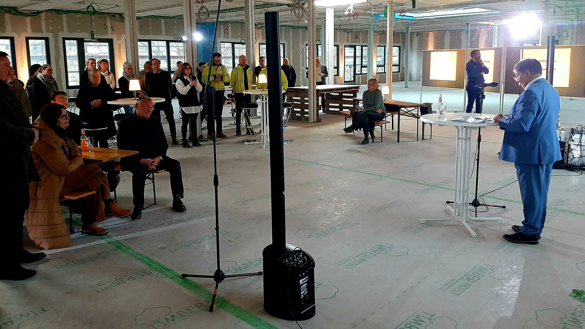 Die Paul-Klee-Schule in Langenfeld, hier das Richtfest Ende 2023, wird vom LVR betrieben. Auch Kinder aus Leverkusen, Leichlingen und Burscheid sollen die Förderschule besuchen.