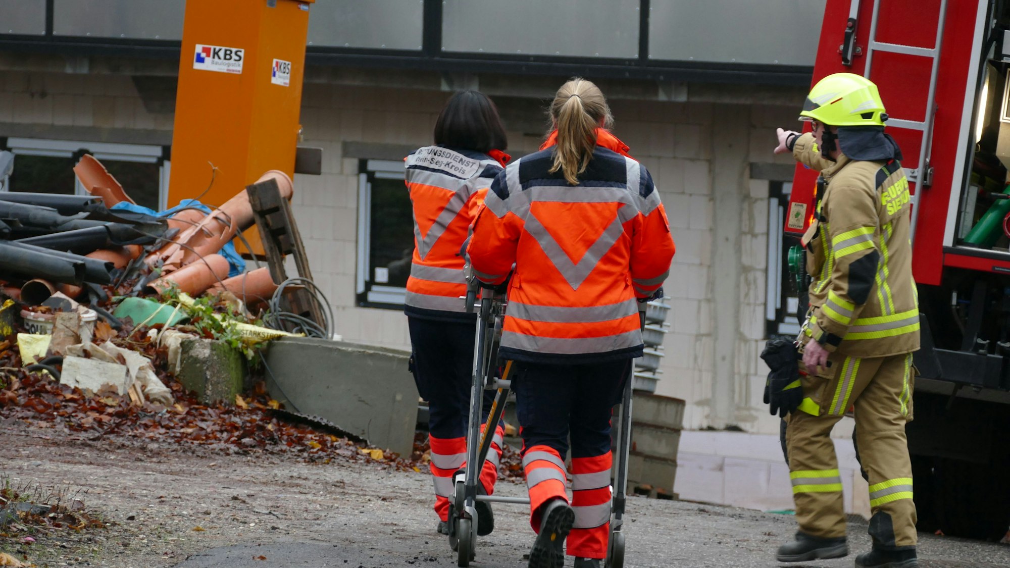 Rettungskräfte an der Unfallstelle.