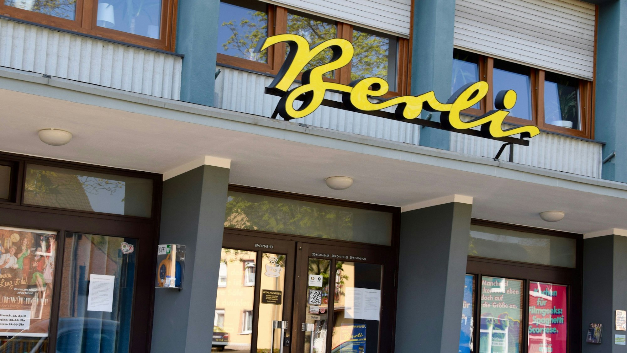 Zu sehen ist der Eingang mit dem Schriftzug Berli über der Tür.