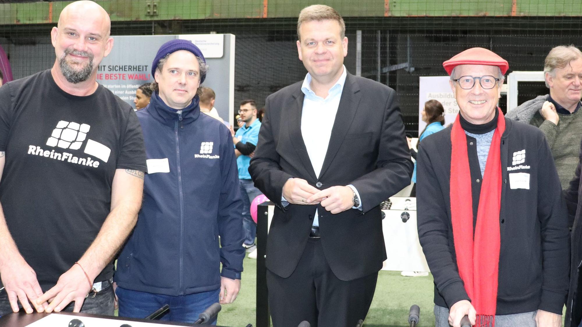 Dennis Diedrich und Felix Koerber („Rheinflanke“), Matthias Heidmeier (Staastsekretär Arbeit, Soziales, Sport NRW) und Sebastian Koerber (GF„Rheinflanke“)