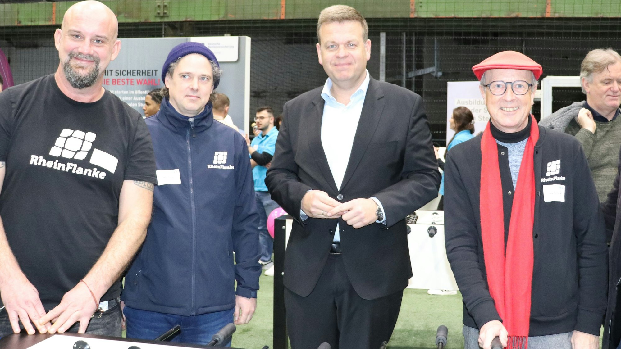 Dennis Diedrich und Felix Koerber („Rheinflanke“), Matthias Heidmeier (Staastsekretär Arbeit, Soziales, Sport NRW) und Sebastian Koerber (GF„Rheinflanke“)