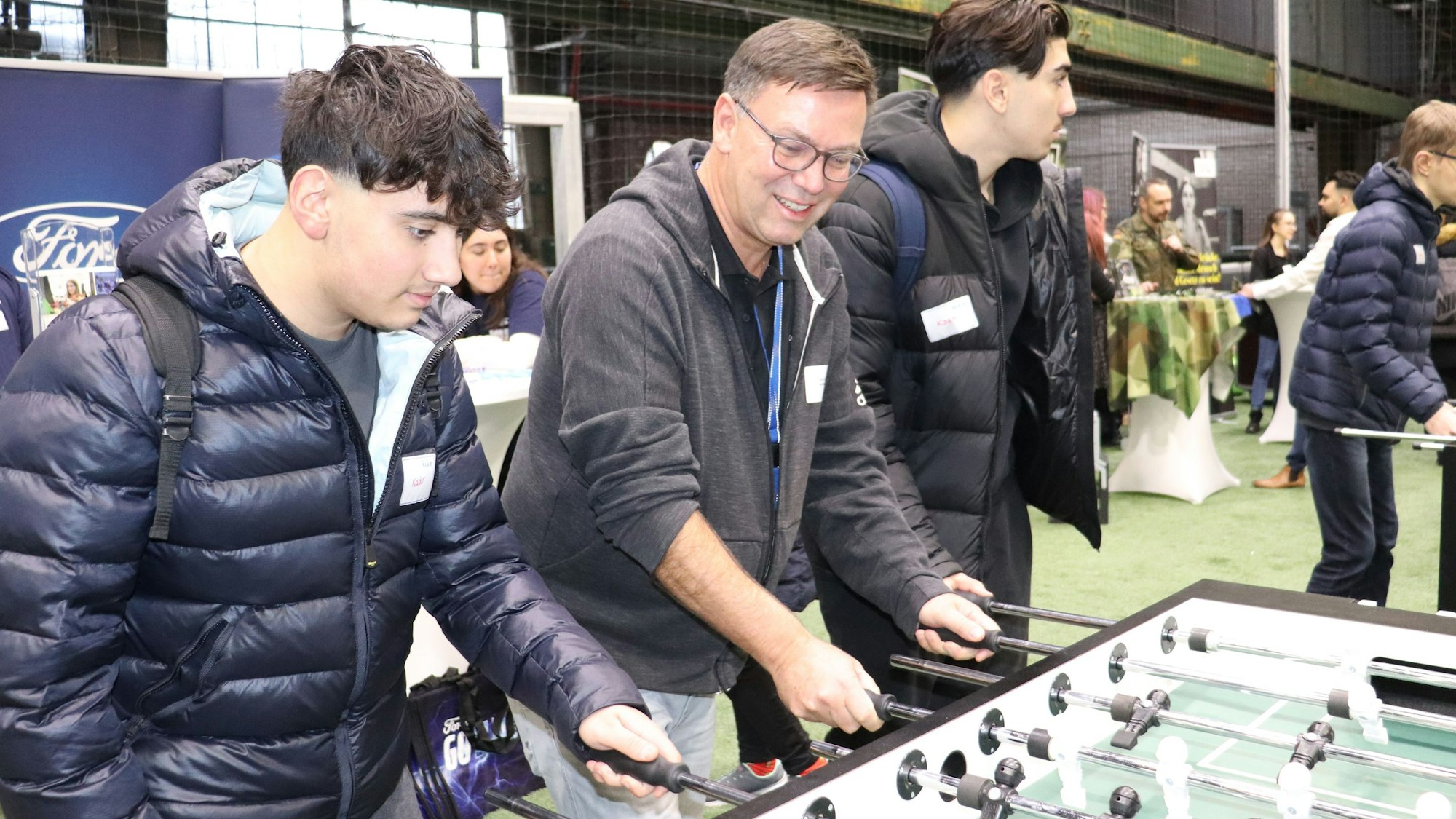 Dirk Gärtner von den Ford-Werken bei der „Rheinflanke“-Ausbildungsbörse mit Schülern beim Kickerspiel