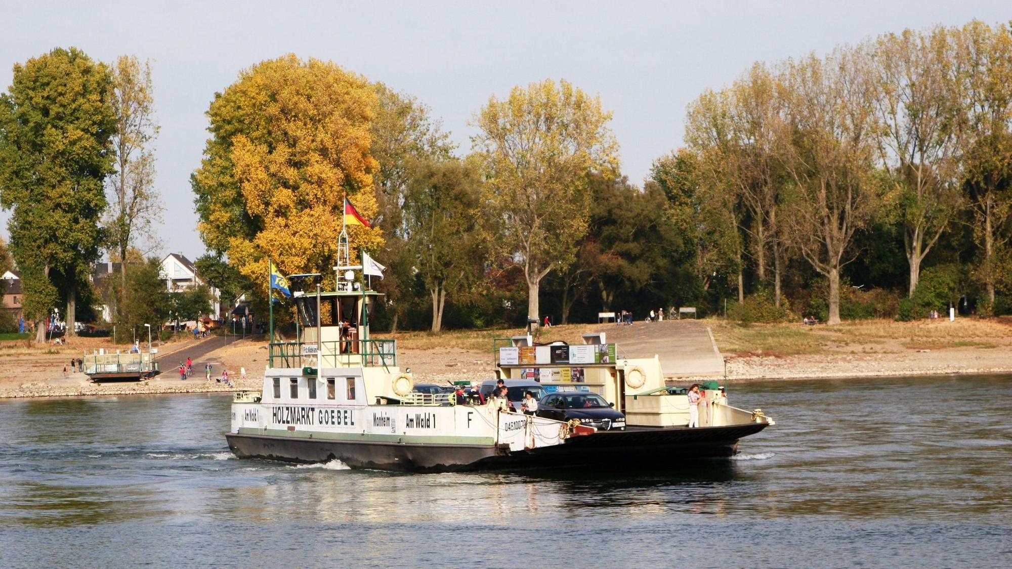 Zu sehen ist eine Fähre beim Überqueren des Rheins.