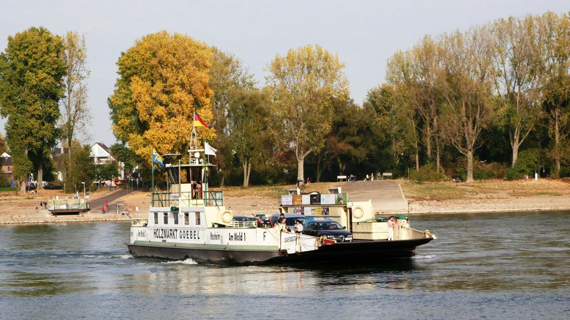 Zu sehen ist eine Fähre beim Überqueren des Rheins.