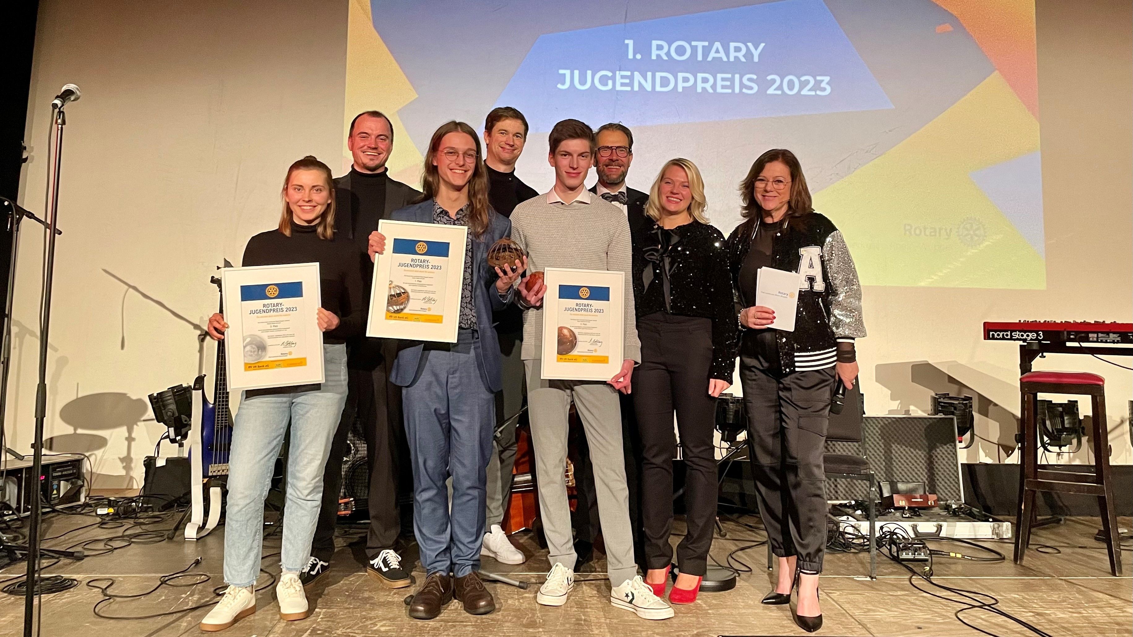 Die Platzierten des ersten Rotary-Jugendpreises: Hannah Braun (v.l.), Cedric Deden und Keanu Halfmann gemeinsam mit Jury-Mitgliedern und Laudatoren