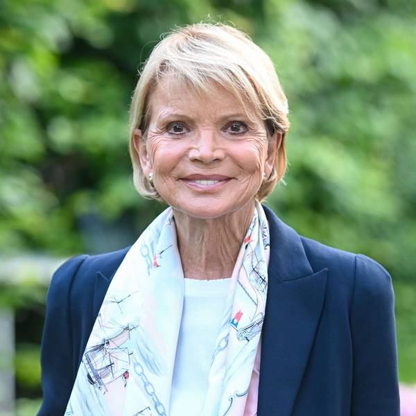 Uschi Glas lacht in die Kamera.