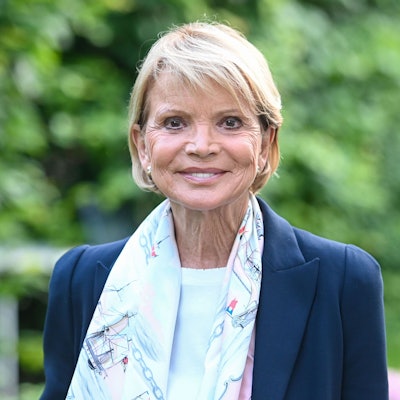 Uschi Glas lacht in die Kamera.