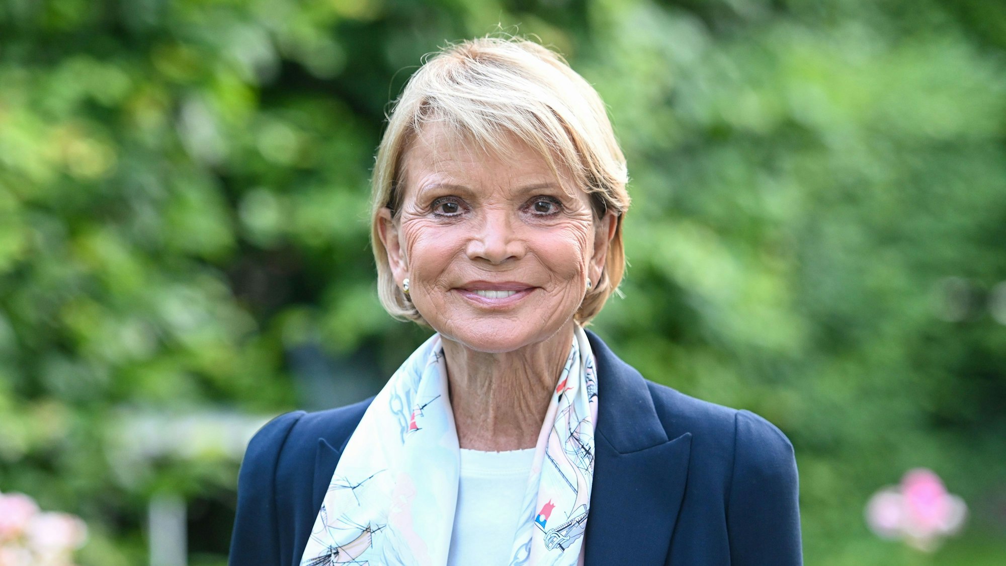 Uschi Glas lacht in die Kamera.