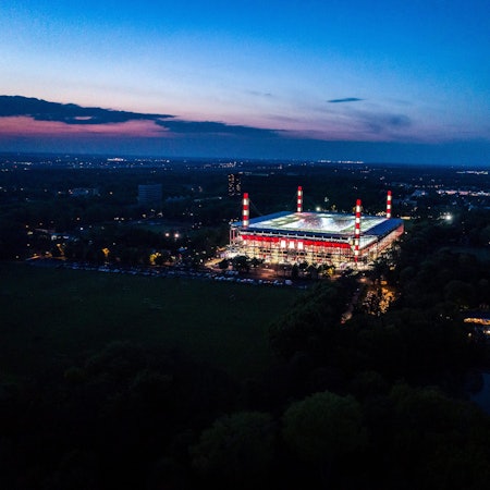 Außenansicht des Rhein-Energie-Stadions in der Abenddämmerung