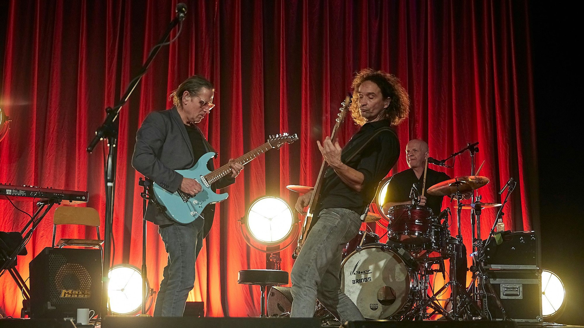 Das Foto zeigt die Band auf der Bühne des Euskirchener Stadttheaters in Aktion.