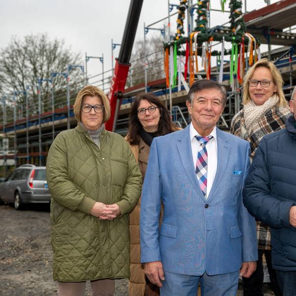 Richtfest LVR-Paul-Klee-Schule (v.l.): Anne Eckhardt, Schulleiterin der LVR-Paul-Klee-Schule
- Renate Hötte, LVR-Dezernentin Finanzmanagement, Kommunalwirtschaft und Europaangelegenheiten
- Willi Bündgens, Vorsitzender des LVR-Bau- und Vergabeausschusses
- Dr. Alexandra Schwarz, LVR-Dezernentin Schulen, Inklusionsamt, Soziale Entschädigung
- Detlef Althoff, LVR-Dezernent Gebäude- und Liegenschaftsmanagement, Umwelt, Energie, Bauen für Menschen GmbH.