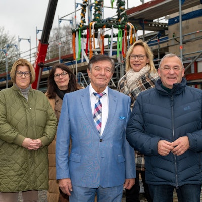 Richtfest LVR-Paul-Klee-Schule (v.l.): Anne Eckhardt, Schulleiterin der LVR-Paul-Klee-Schule
- Renate Hötte, LVR-Dezernentin Finanzmanagement, Kommunalwirtschaft und Europaangelegenheiten
- Willi Bündgens, Vorsitzender des LVR-Bau- und Vergabeausschusses
- Dr. Alexandra Schwarz, LVR-Dezernentin Schulen, Inklusionsamt, Soziale Entschädigung
- Detlef Althoff, LVR-Dezernent Gebäude- und Liegenschaftsmanagement, Umwelt, Energie, Bauen für Menschen GmbH.