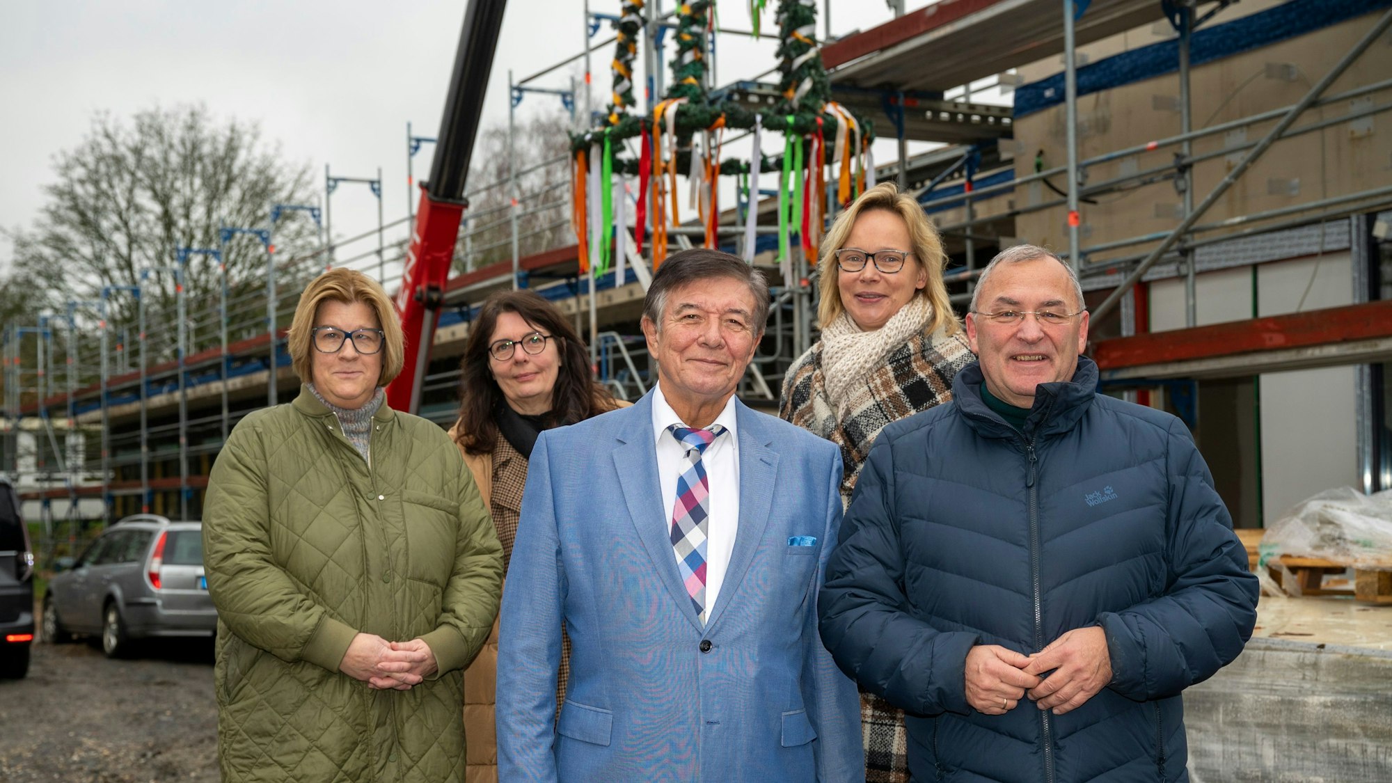 Richtfest LVR-Paul-Klee-Schule (v.l.): Anne Eckhardt, Schulleiterin der LVR-Paul-Klee-Schule
- Renate Hötte, LVR-Dezernentin Finanzmanagement, Kommunalwirtschaft und Europaangelegenheiten
- Willi Bündgens, Vorsitzender des LVR-Bau- und Vergabeausschusses
- Dr. Alexandra Schwarz, LVR-Dezernentin Schulen, Inklusionsamt, Soziale Entschädigung
- Detlef Althoff, LVR-Dezernent Gebäude- und Liegenschaftsmanagement, Umwelt, Energie, Bauen für Menschen GmbH.