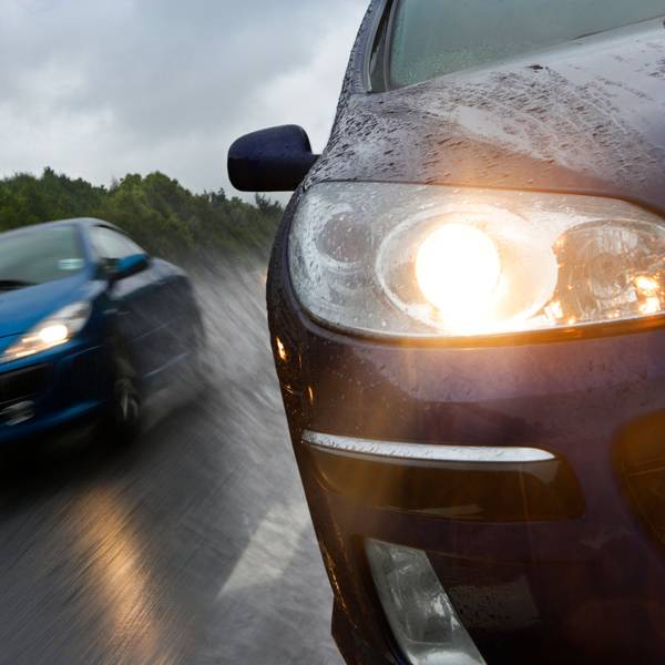 Schnelle Autos auf der Autobahn im Regen.