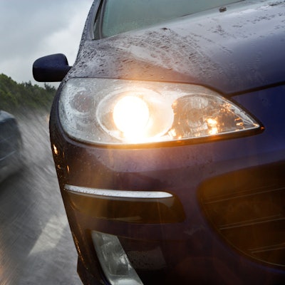 Schnelle Autos auf der Autobahn im Regen.