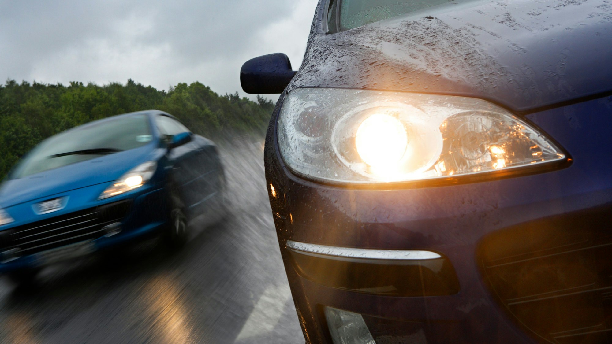 Schnelle Autos auf der Autobahn im Regen.