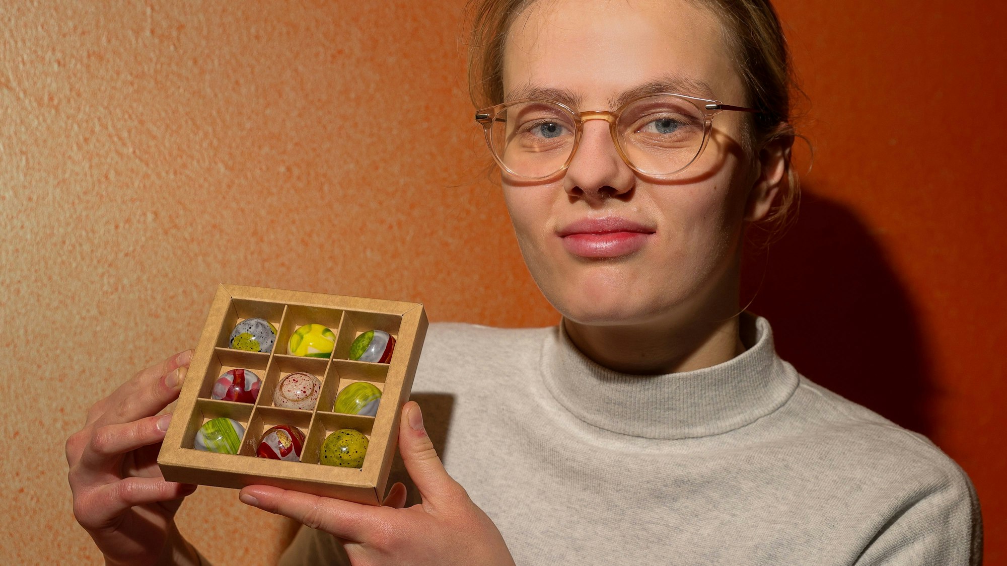 Pauline Decker mit ihren Pralinen