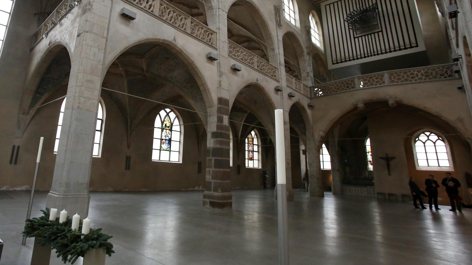Zu sehen ist der Innenraum der Kirche Sankt Peter in Köln.