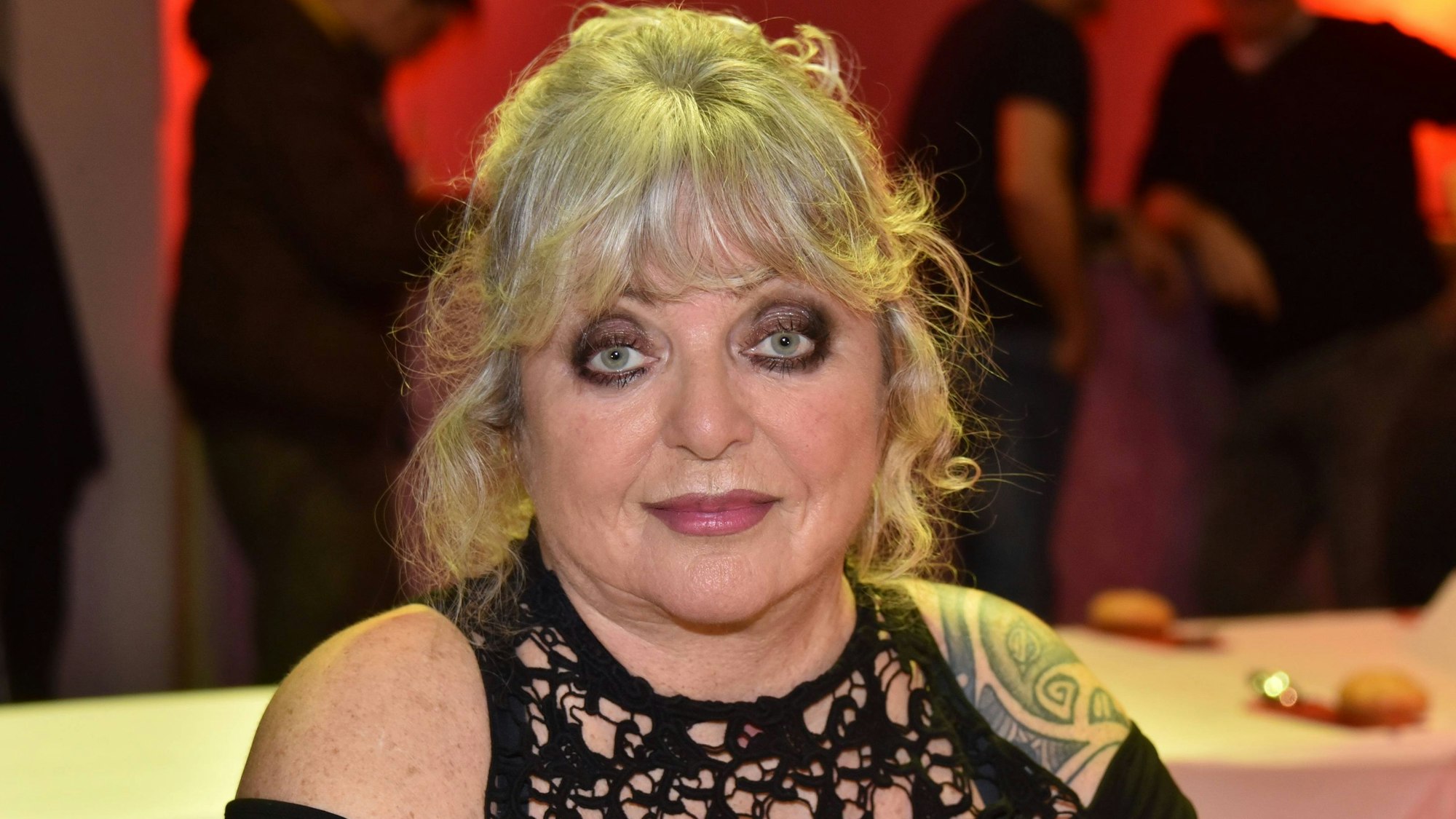 Gigi Herr blickt in die Kamera.