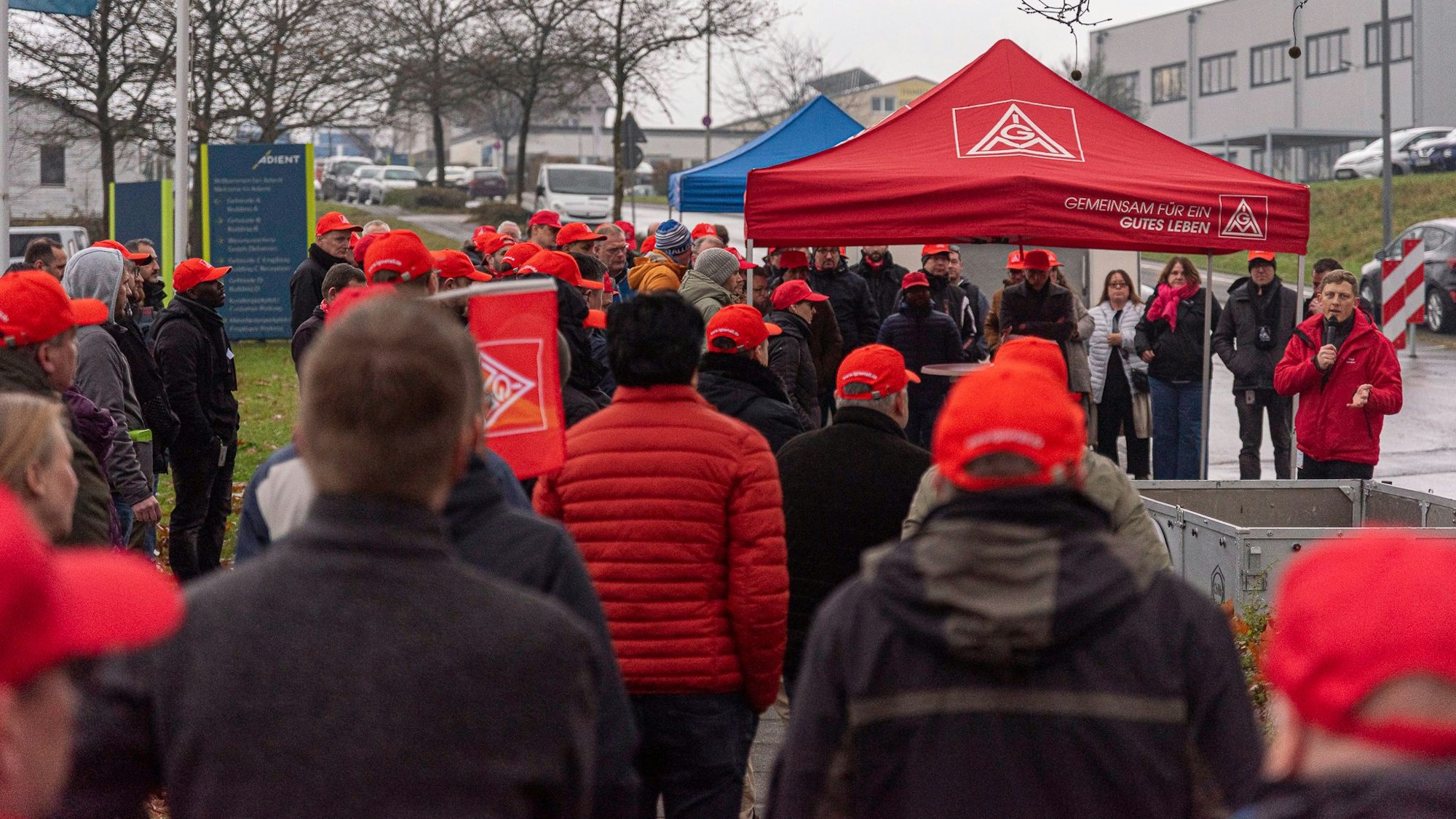 Bei einer „akiven Mittagspause“ verliehen rund 100 Adient-Angestellte ihrer Forderung nach Tariflöhnen Nachdruck.