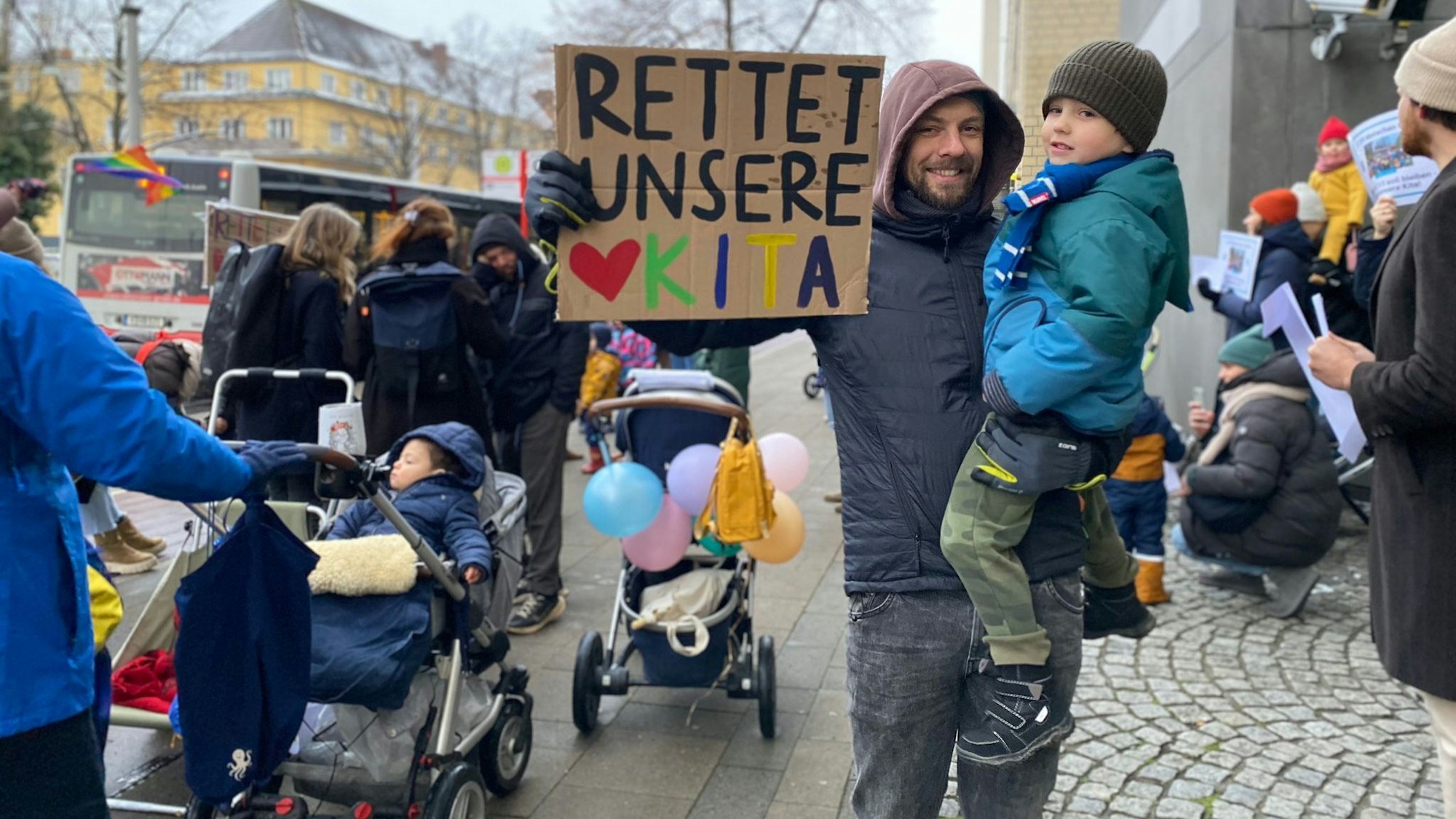Eltern und Kinder demonstrierten vor dem Lindenthaler Bezirksrathaus für den Erhalt ihrer Kita.