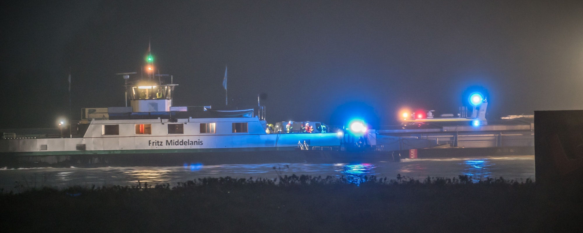 Die Hitdorfer Fähre ist nach 15 Uhr mit vier Fahrgästen und zwei Besatzungsmitgliedern manövrierfunfähig abgetrieben, hat Anker geworfen und wird in den Hafen geschleppt. Foto: Ralf Krieger