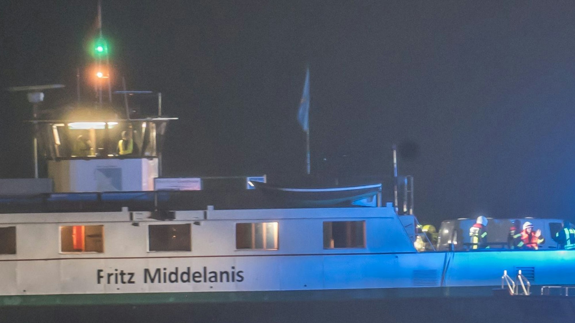 Feuerwehrleute auf der manövrierunfähig abgetriebenen Fähre am Dienstagabend.