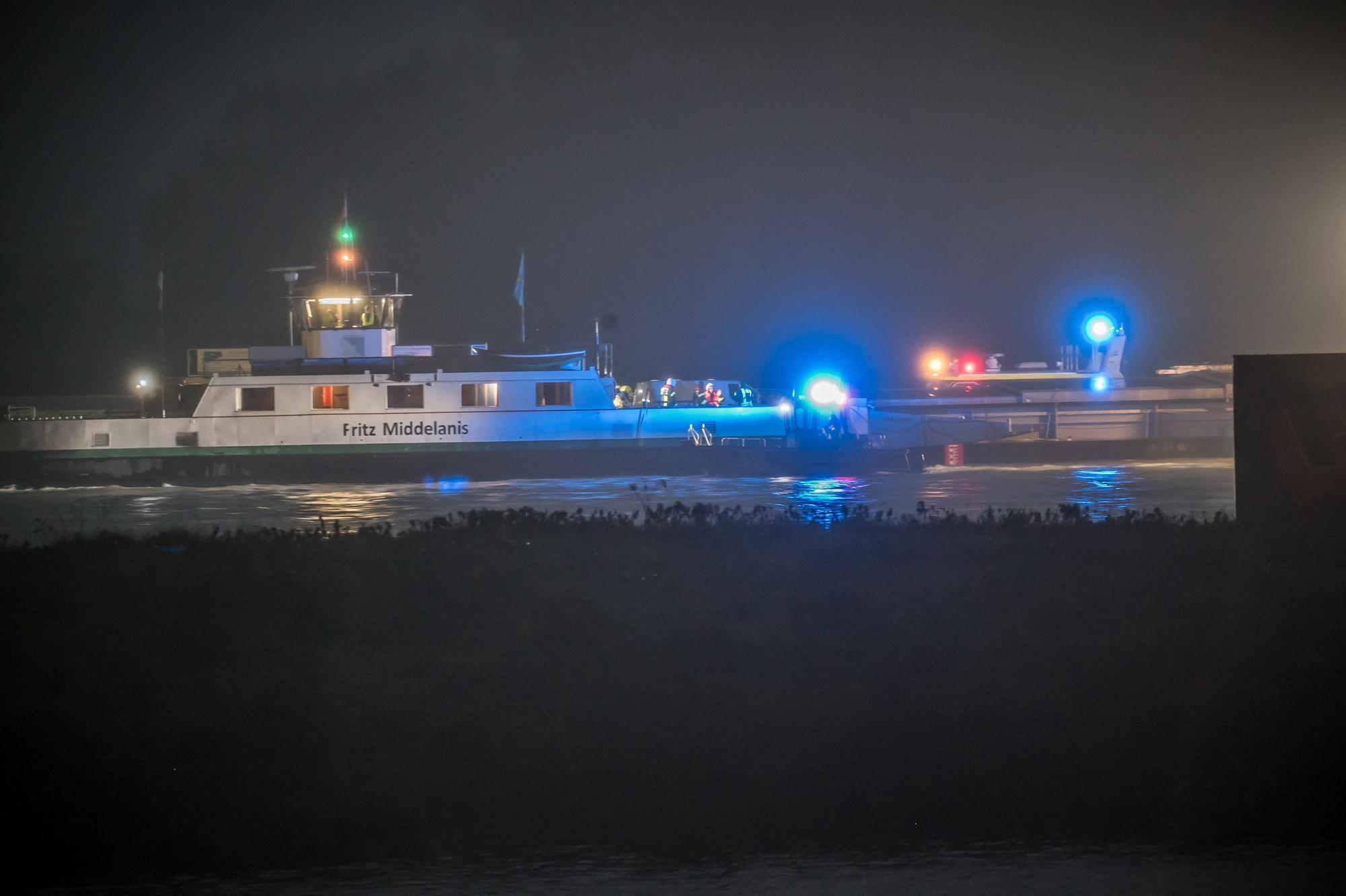 Die Hitdorfer Fähre ist nach 15 Uhr mit vier Fahrgästen und zwei Besatzungsmitgliedern manövrierfunfähig abgetrieben, hat Anker geworfen und wird in den Hafen geschleppt.