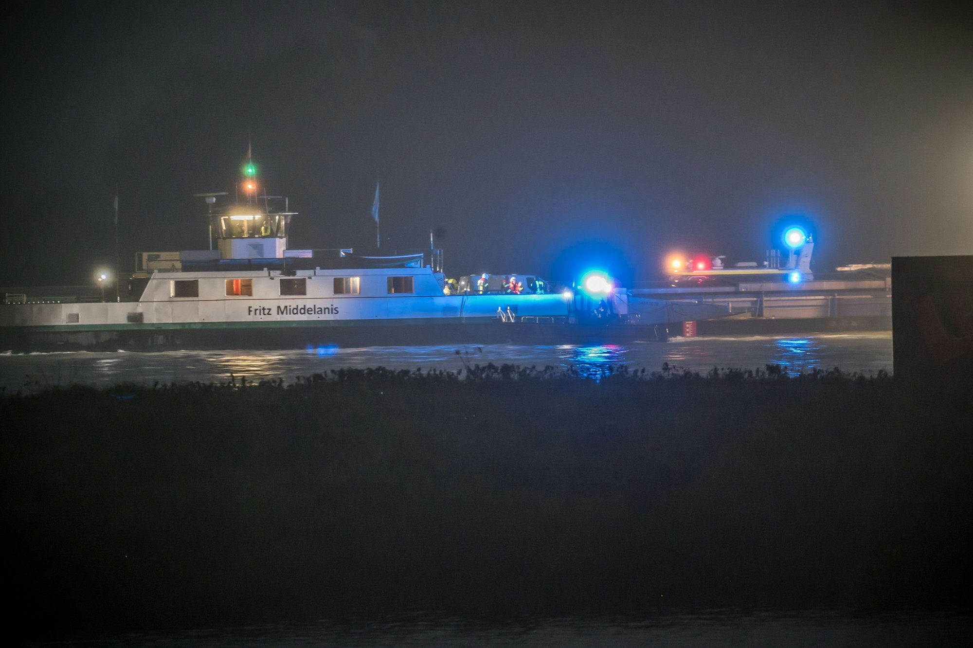Die Hitdorfer Fähre ist nach 15 Uhr mit vier Fahrgästen und zwei Besatzungsmitgliedern manövrierfunfähig abgetrieben, hat Anker geworfen und wird in den Hafen geschleppt.
