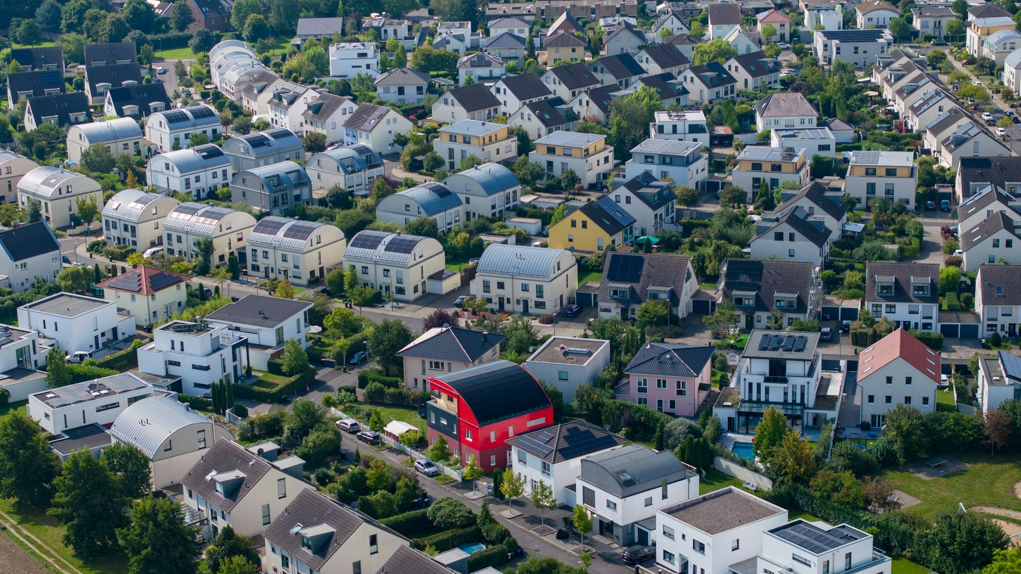 22.08.2023, Köln: Blick auf die Siedlung Curt-Stenvert-Bogen in Lövenich. Illustration zum Thema Wohnen und Wohnungen in Köln. Luftaufnahme mit Drohne. Ohne Foto: Uwe Weiser
