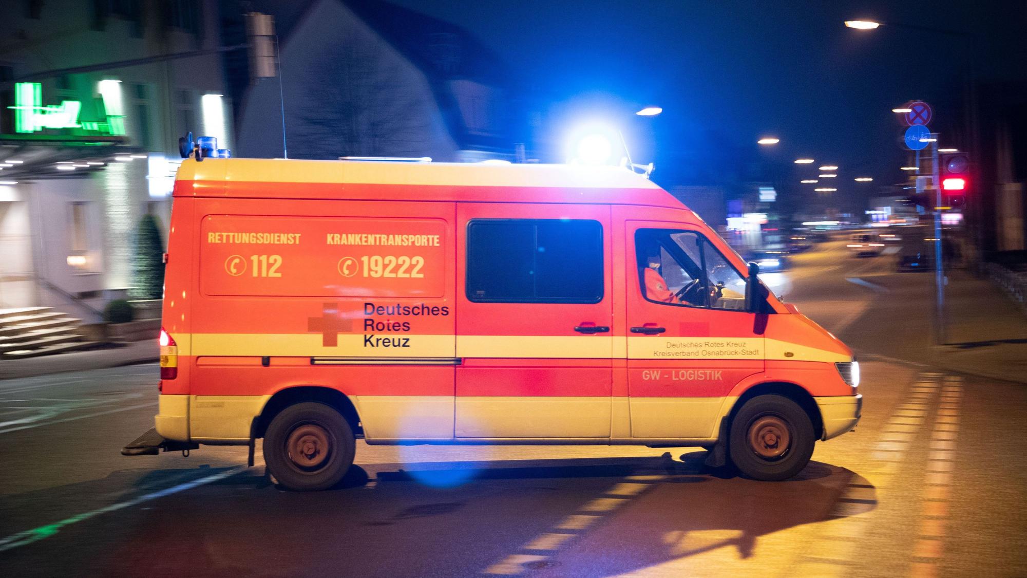 Ein Rettungswagen vom Deutschen Roten Kreuz fährt in eine Evakuierungszone.