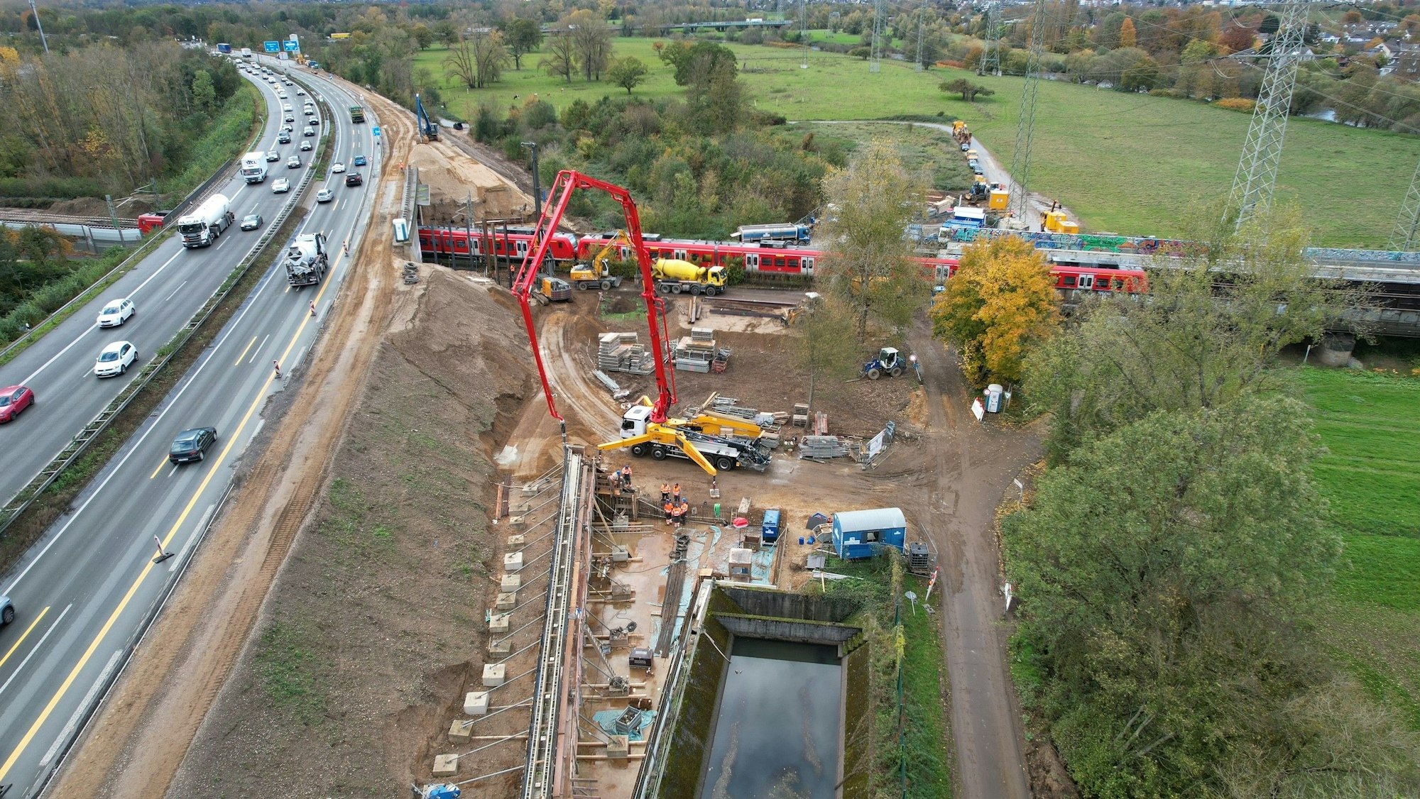 Blick auf eine Großbaustelle neben einer Autobahn