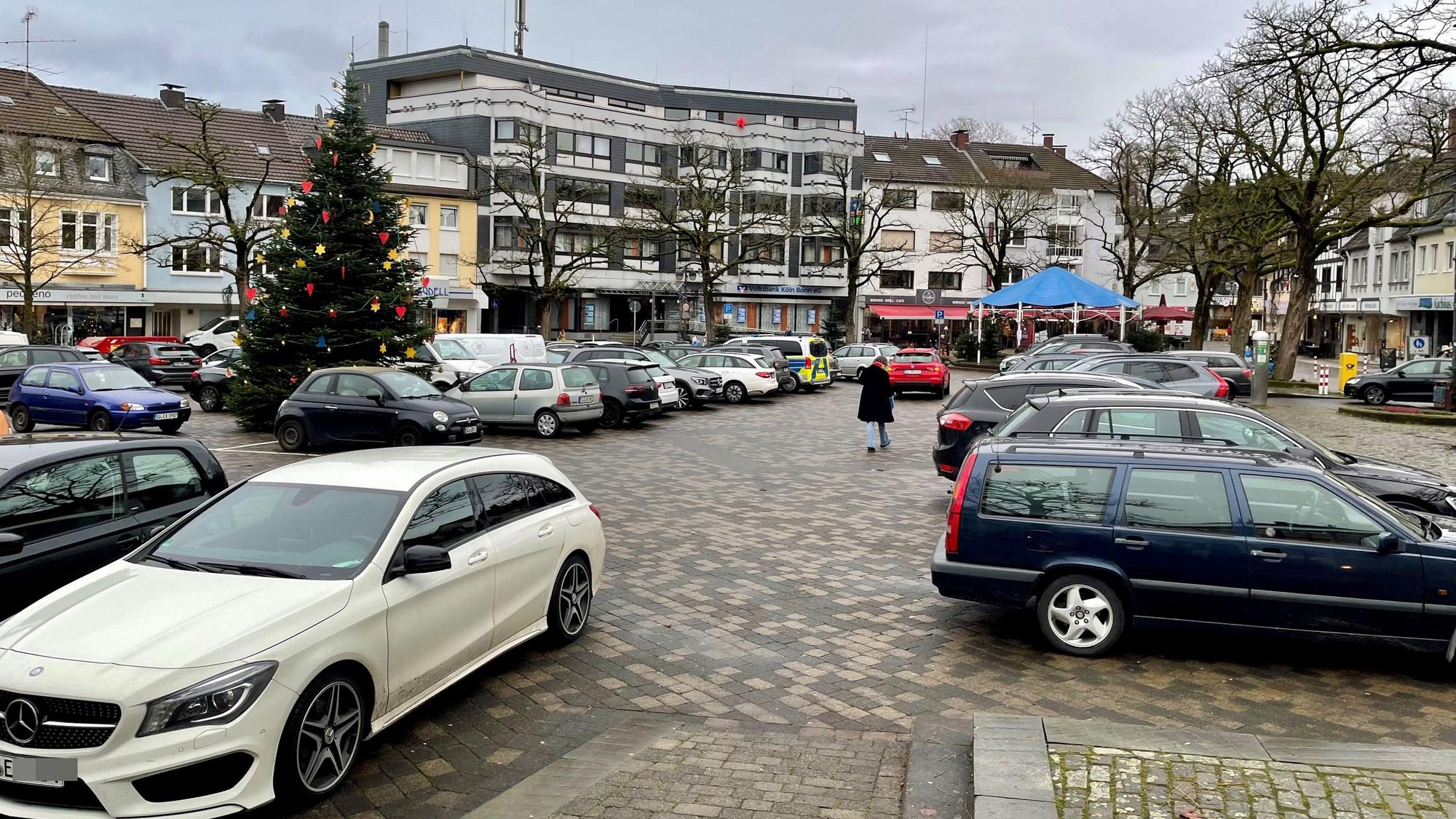 Autos parken auf einer gepflasterten Fläche.