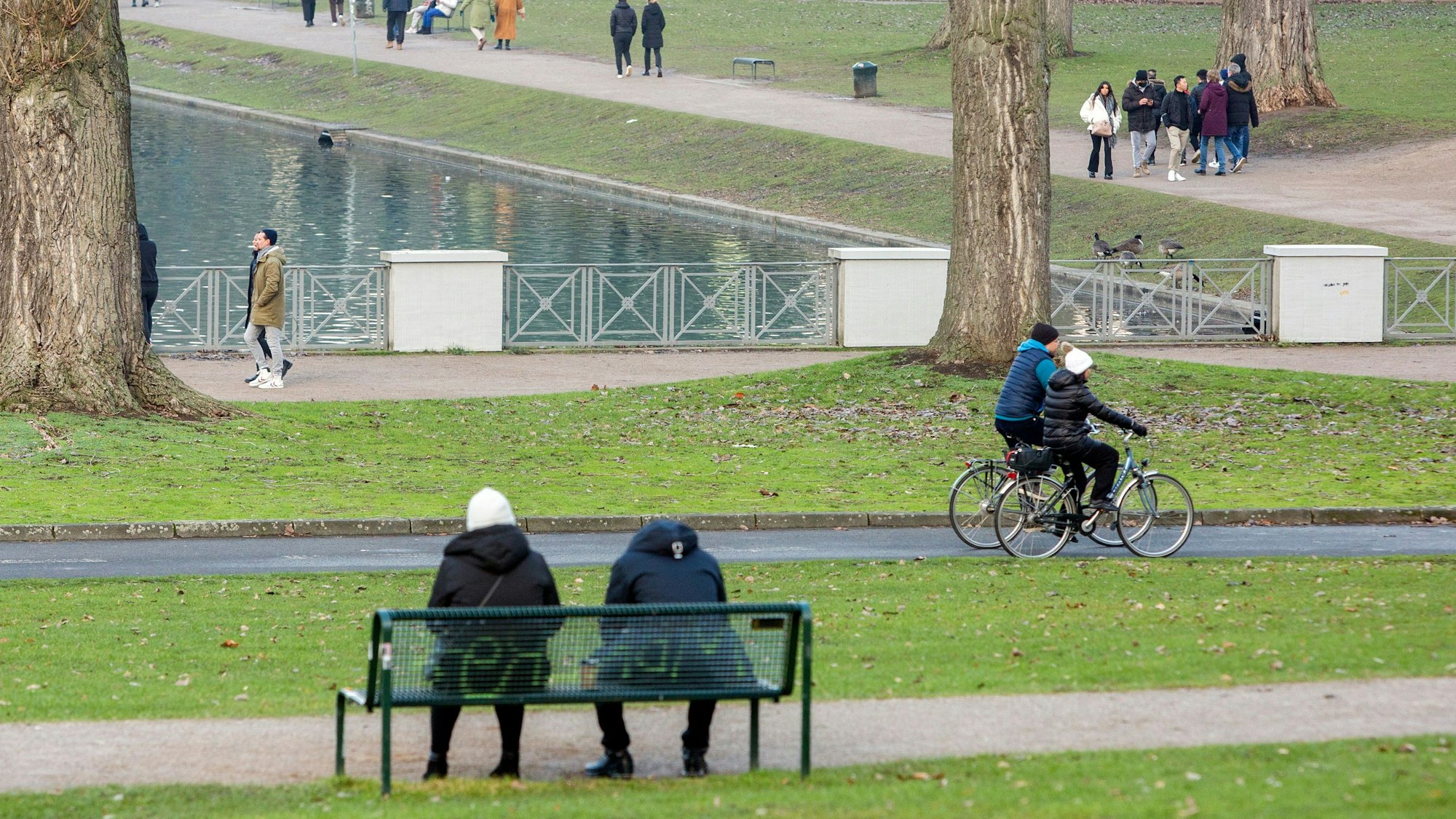 Spaziergänger am Aachener Weiher.