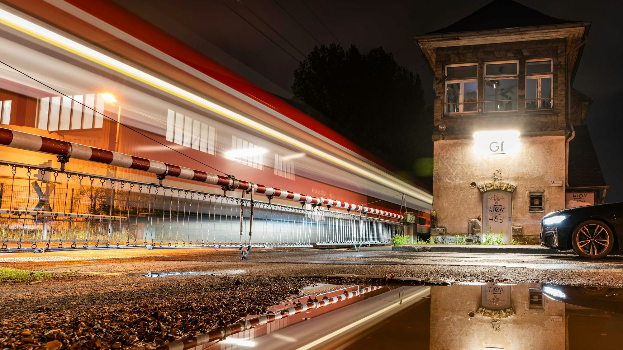 Eine Bahn überquert den Bahnübergang in Bergisch Gladbach.