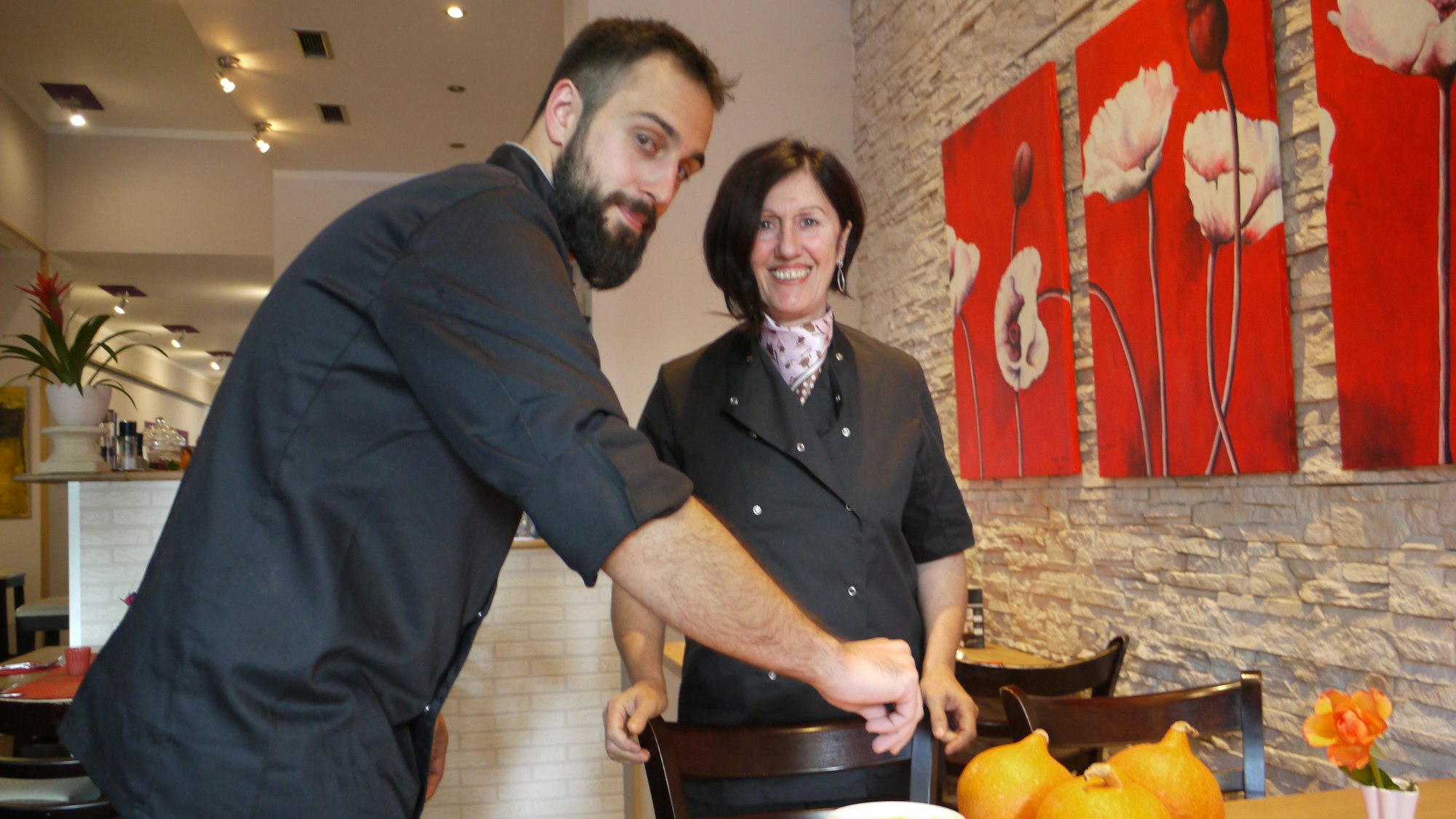 Auf dem Foto sind Elisabeth Konstantinidou und ihr Sohn Kir im Bistro Bio Elsa in Frechen zu sehen.