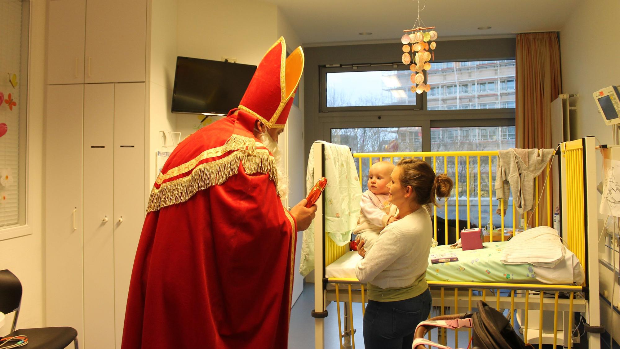 Der Nikolaus hat die Kinder der Asklepios-Klinik Sankt Augustin besucht.